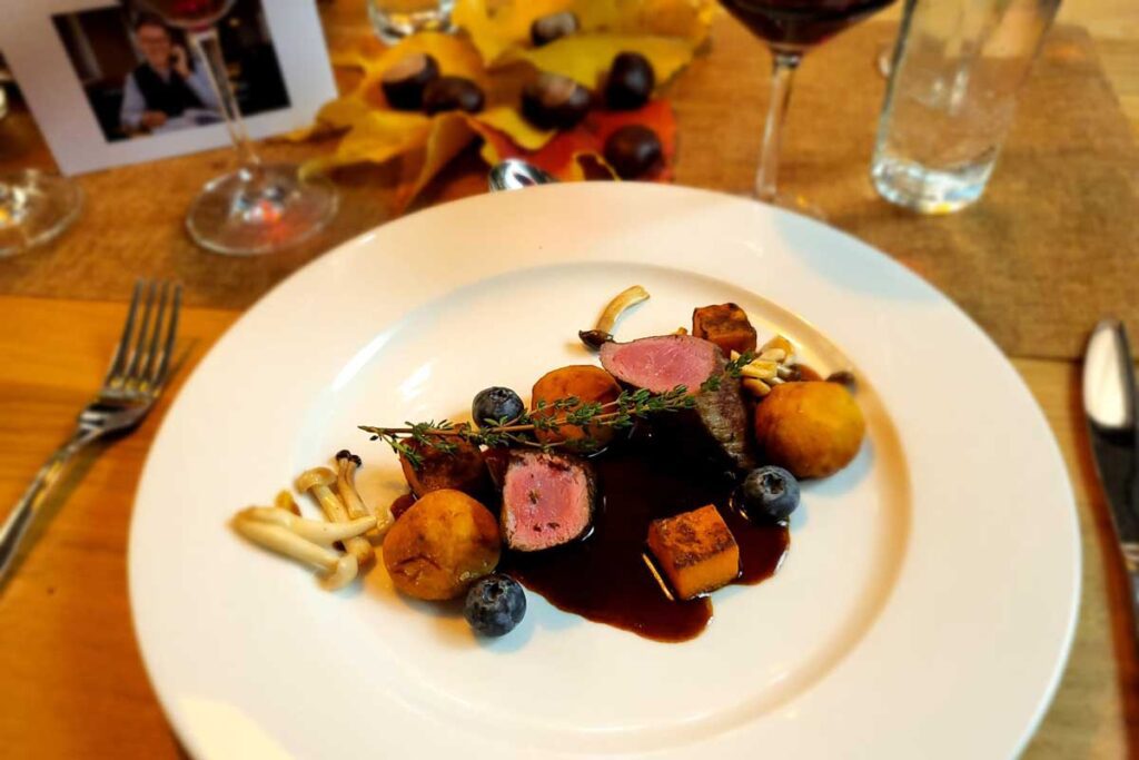 Gericht mit Wildfleisch, Pilzen und Beilagen Restaurant unGXUND
