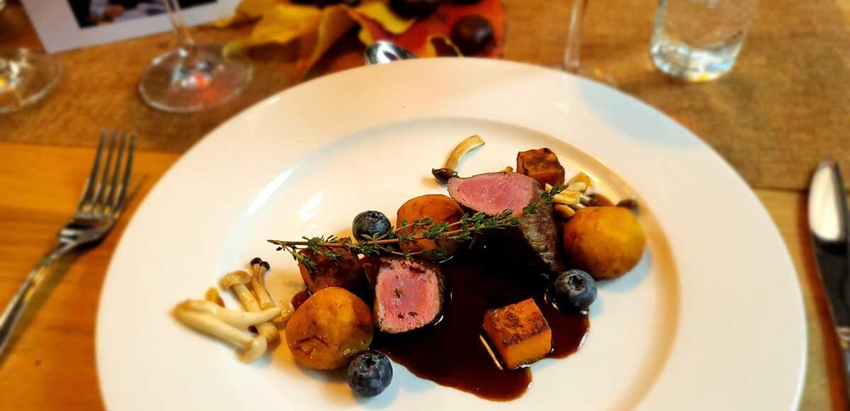 Gericht mit Wildfleisch, Pilzen und Beilagen Restaurant unGXUND