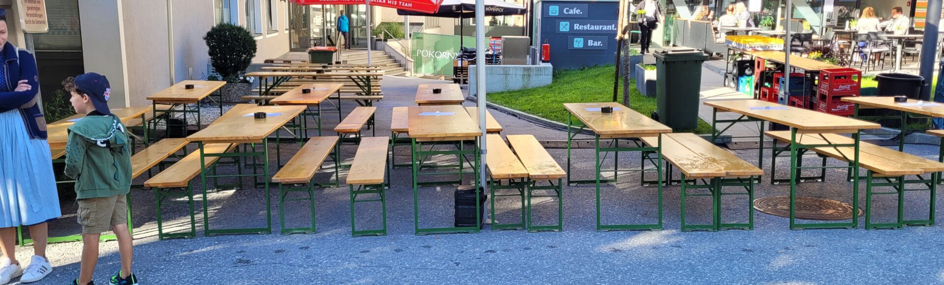 Zelt und Sitzgarnituren vor dem Restaurant unGXUND am Tauernplatz